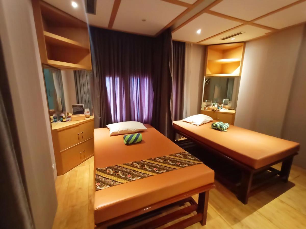 Emilia Hotel by Amazing Palembang Esterno foto