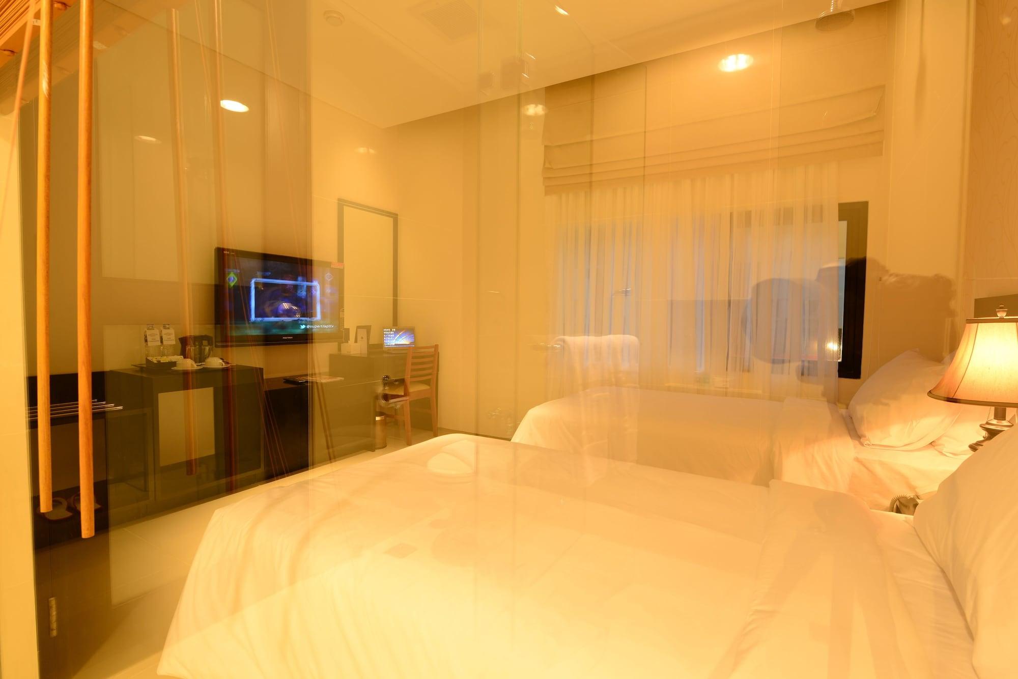 Emilia Hotel by Amazing Palembang Esterno foto