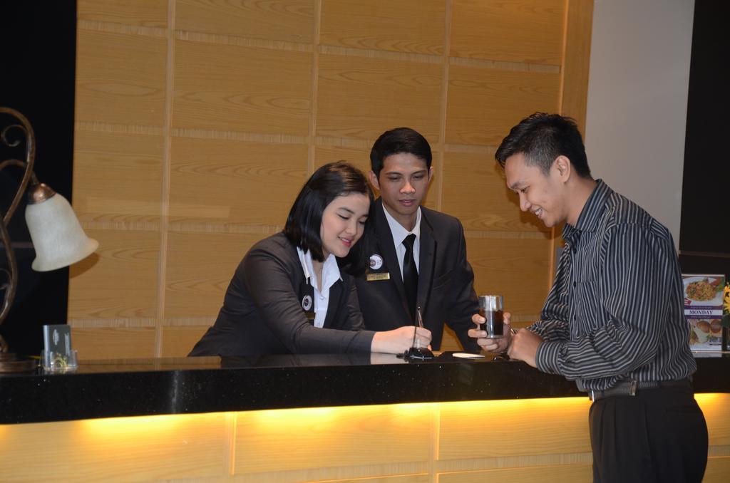 Emilia Hotel by Amazing Palembang Esterno foto