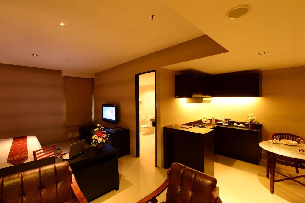 Emilia Hotel by Amazing Palembang Esterno foto
