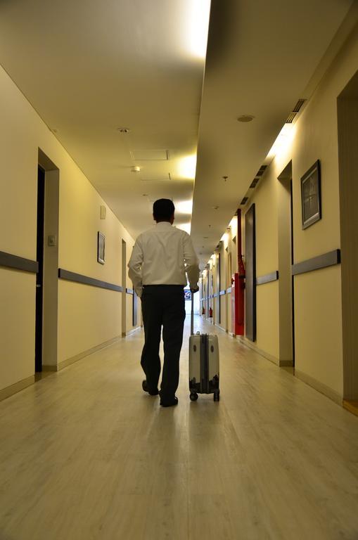 Emilia Hotel by Amazing Palembang Esterno foto