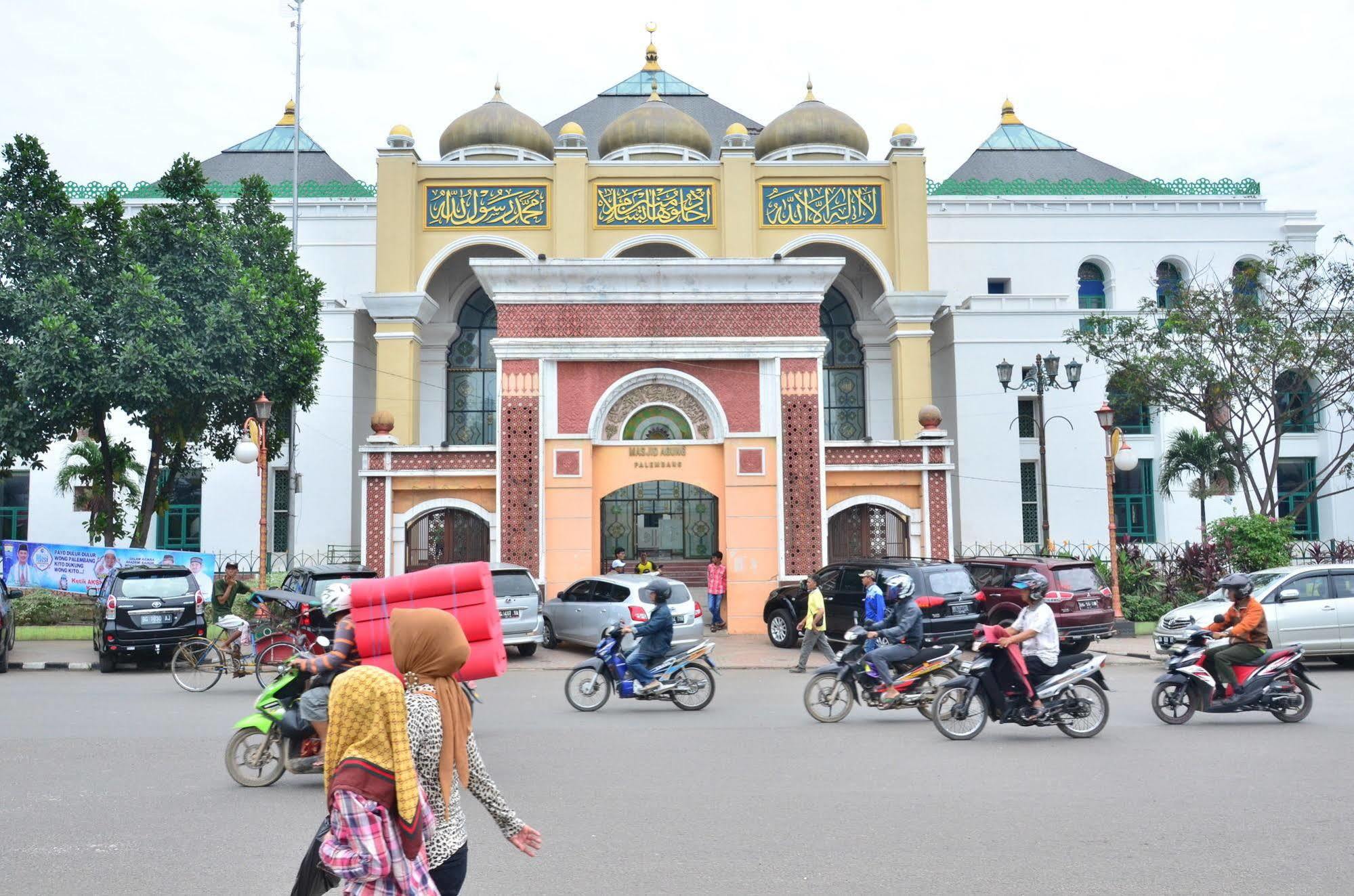 Emilia Hotel by Amazing Palembang Esterno foto