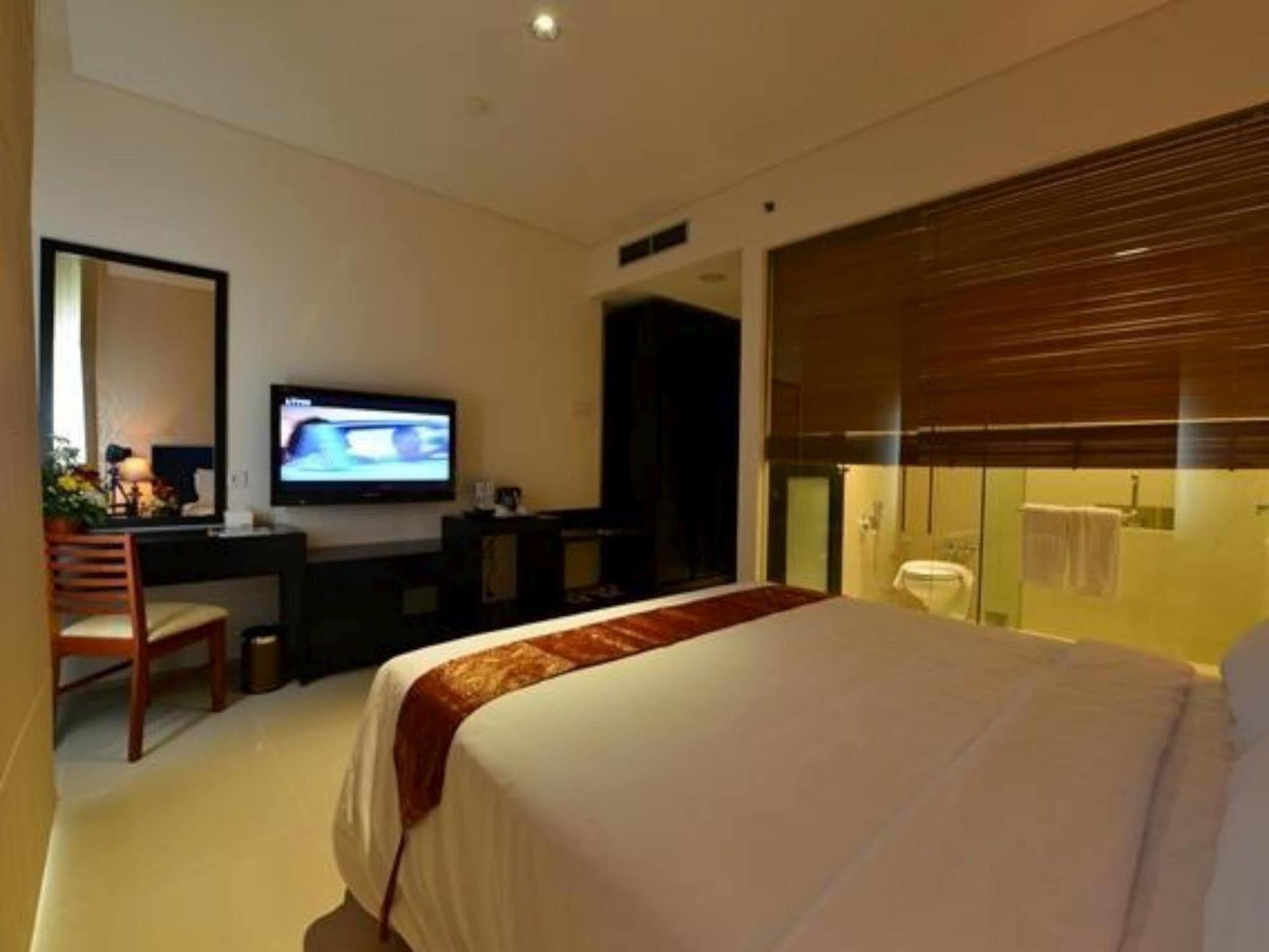 Emilia Hotel by Amazing Palembang Esterno foto