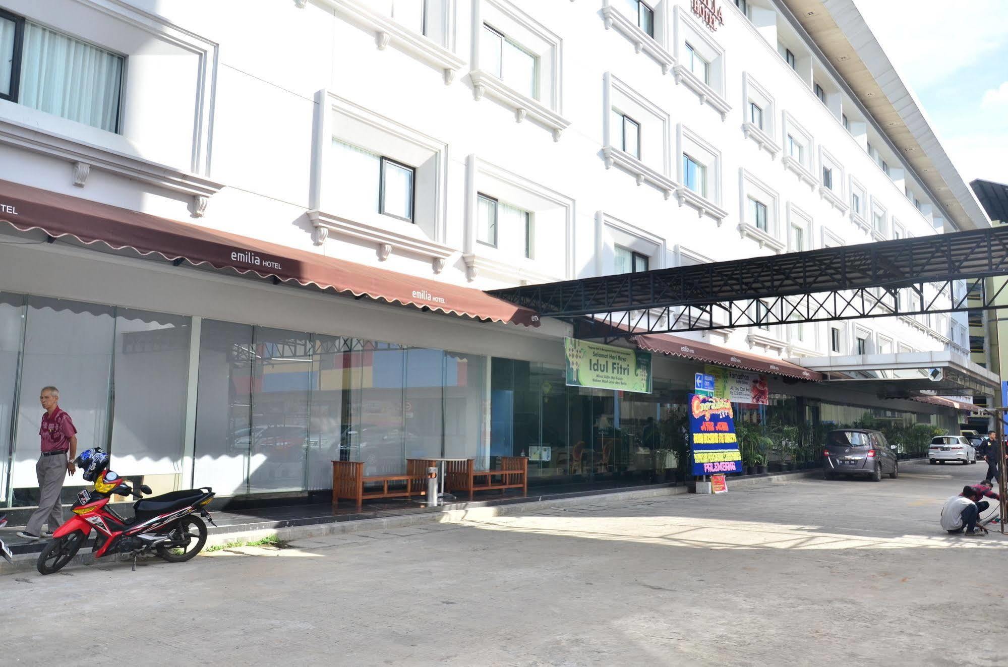 Emilia Hotel by Amazing Palembang Esterno foto