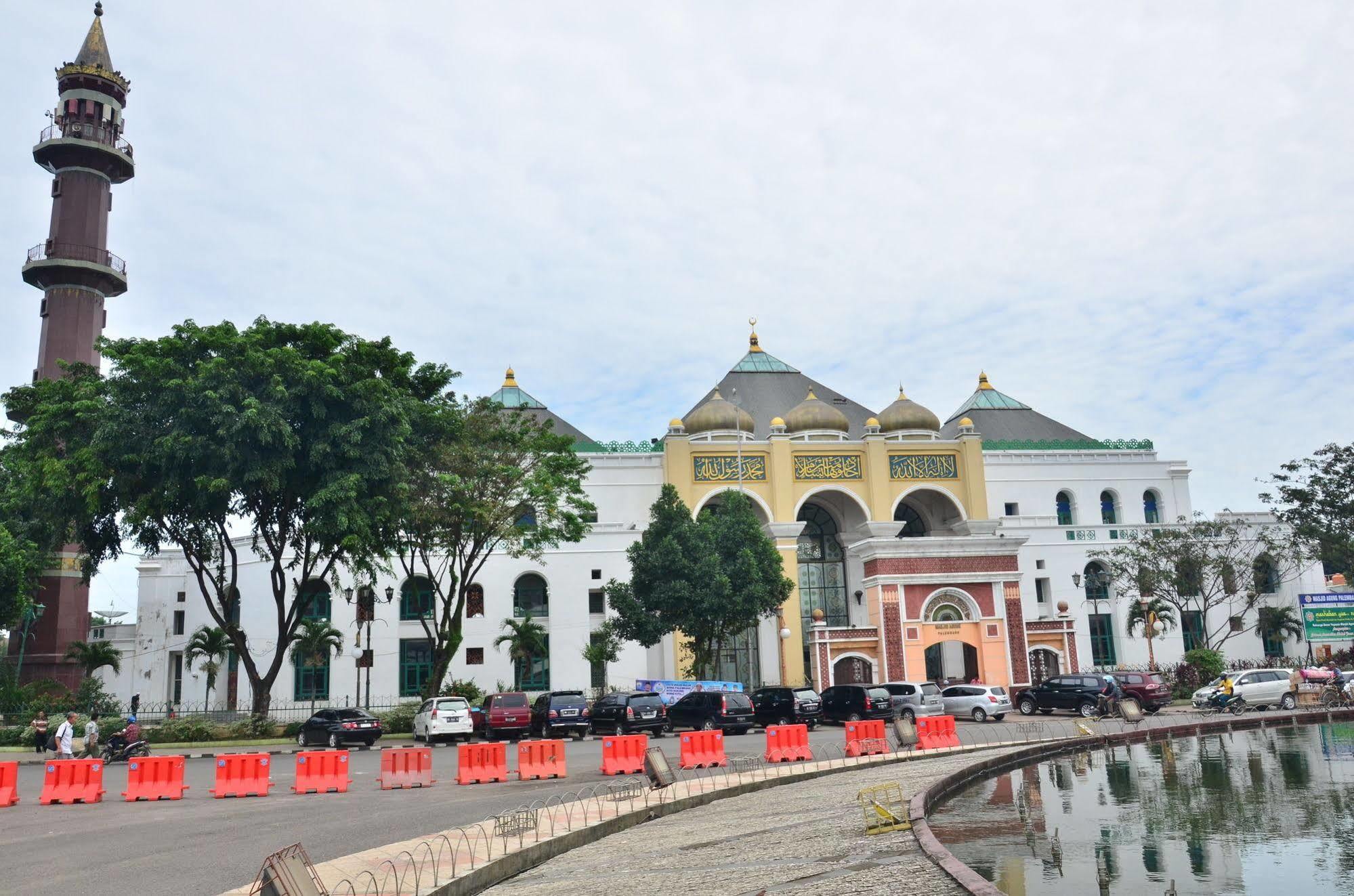 Emilia Hotel by Amazing Palembang Esterno foto