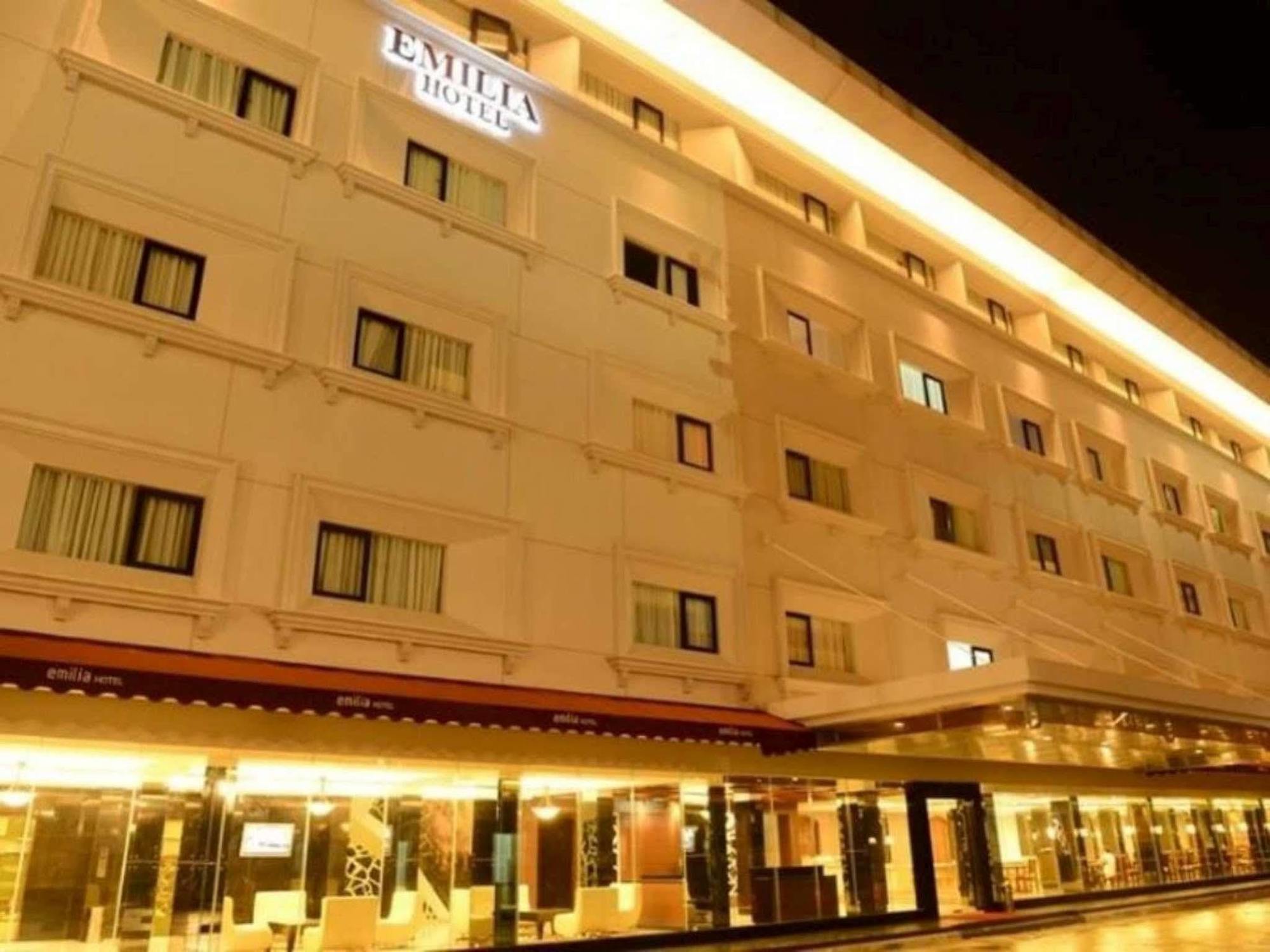 Emilia Hotel by Amazing Palembang Esterno foto